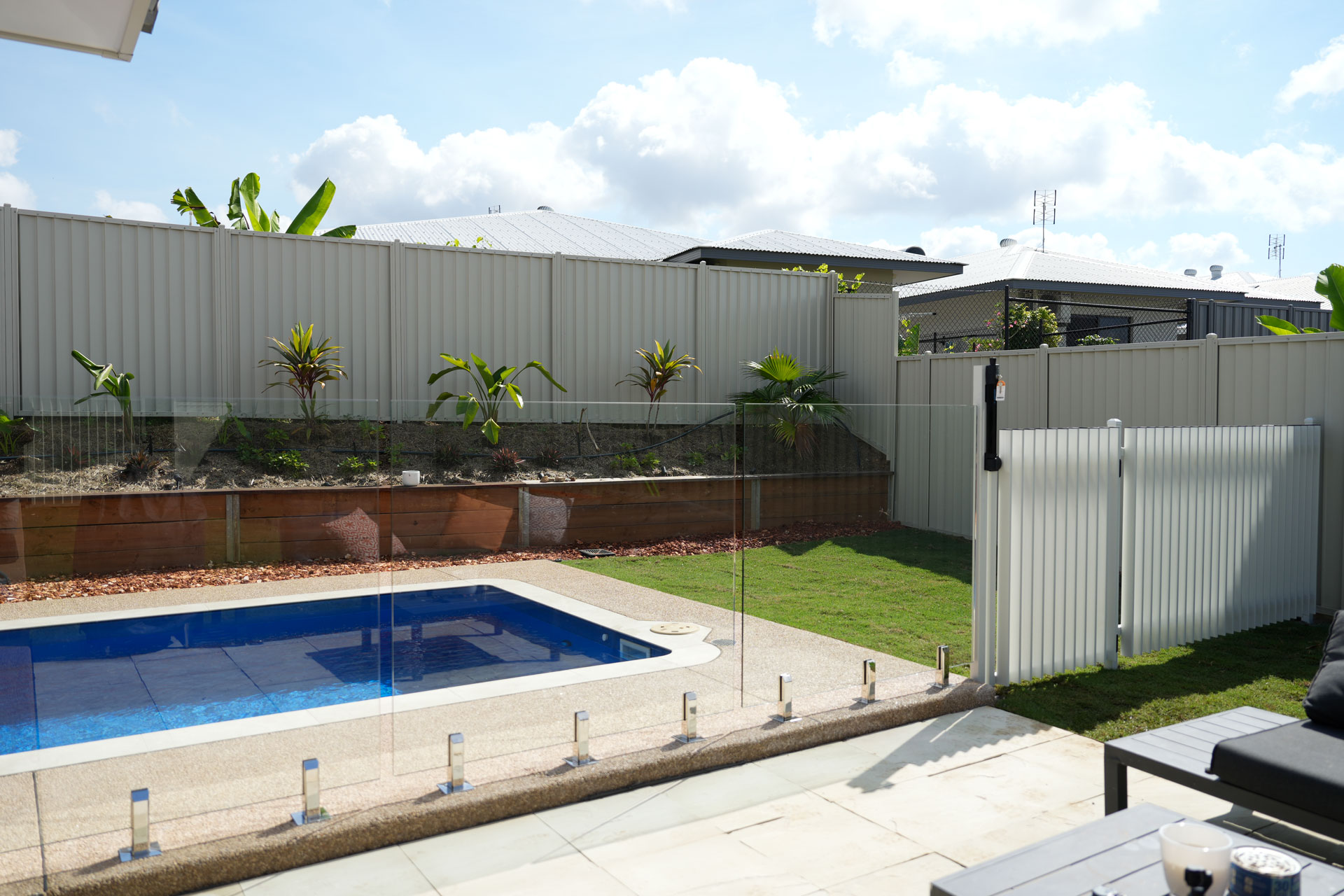 GLASS POOL FENCE, BLADE STYLE FENCE